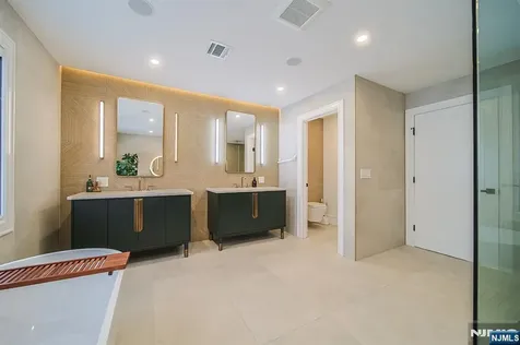 144 Village Circle Paramus NJ 07652
