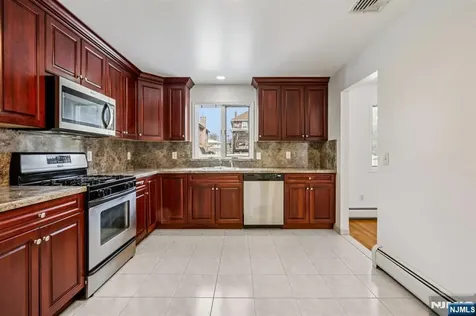 691 Hamilton Avenue Ridgefield NJ 07657