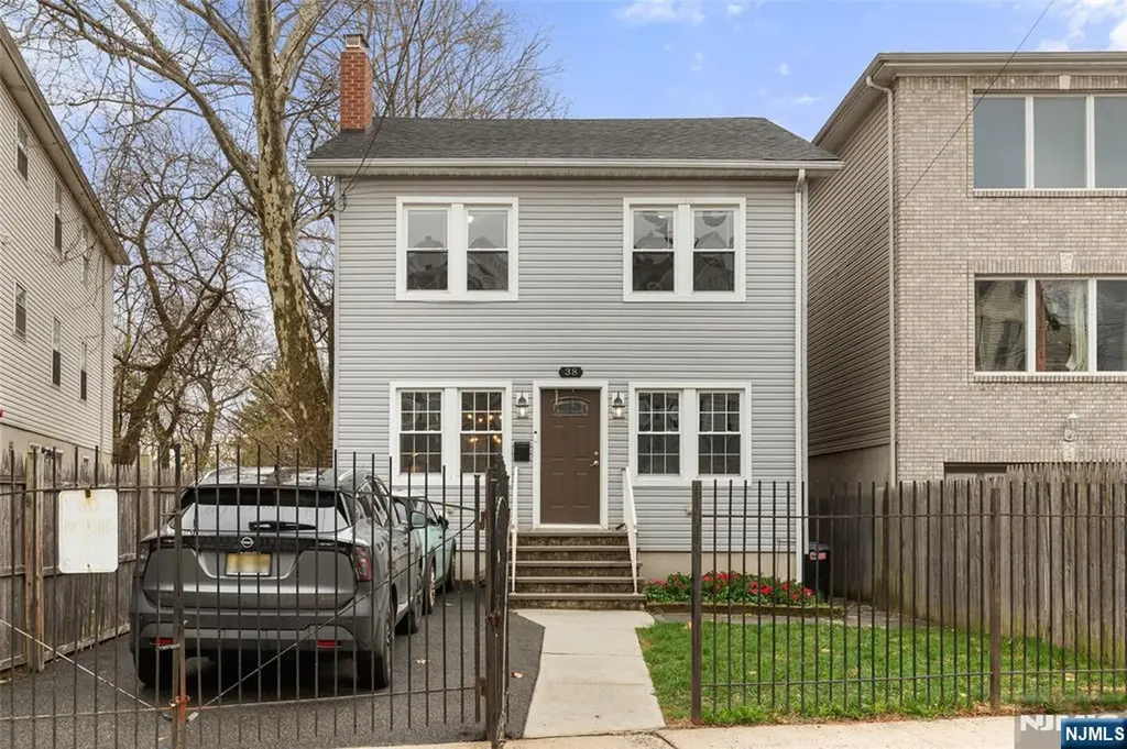 38 Hinsdale Place Newark NJ 07104