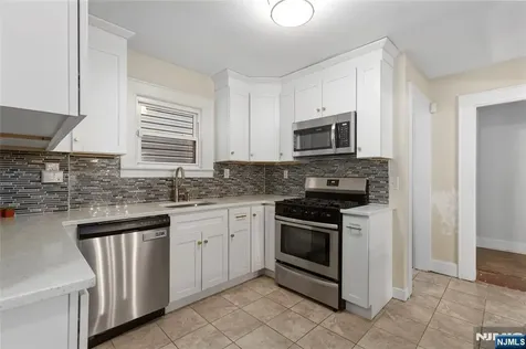 38 Hinsdale Place Newark NJ 07104