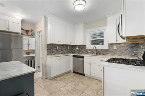 38 Hinsdale Place Newark NJ 07104