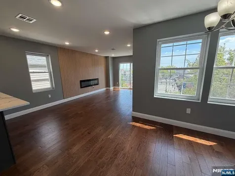 225 9th Street Newark NJ 07103