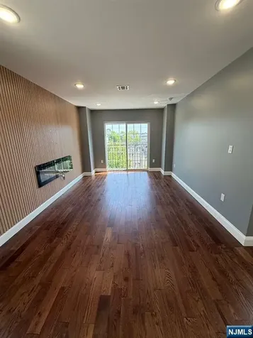 225 9th Street Newark NJ 07103