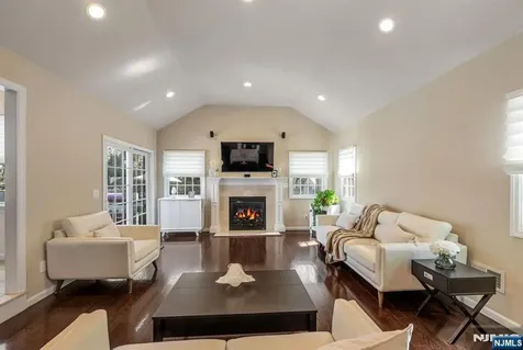 8 Prescott Road Ho-ho-kus NJ 07423