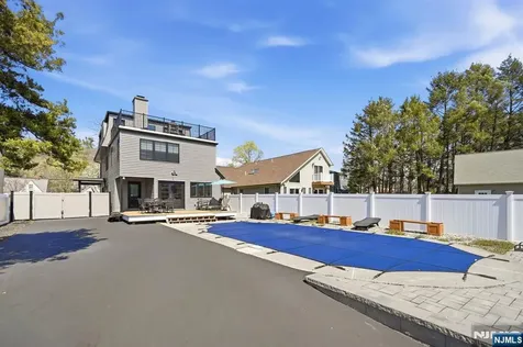 1074 Colfax Avenue Pompton Lakes NJ 07442