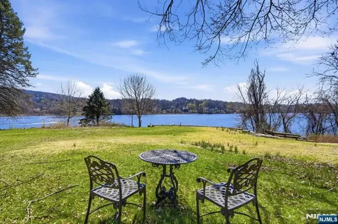 1074 Colfax Avenue Pompton Lakes NJ 07442