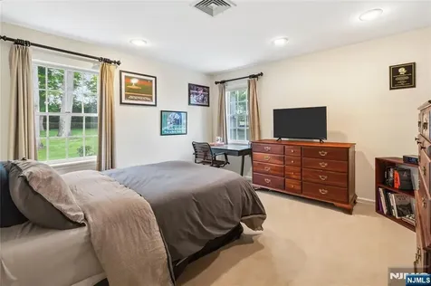 694 Blauvelt Drive Oradell NJ 07649