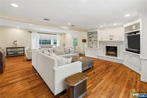694 Blauvelt Drive Oradell NJ 07649