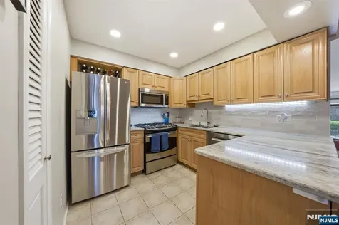 166 Sandcastle Key Secaucus NJ 07094
