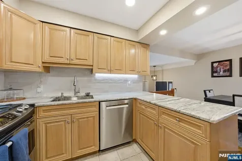 166 Sandcastle Key Secaucus NJ 07094