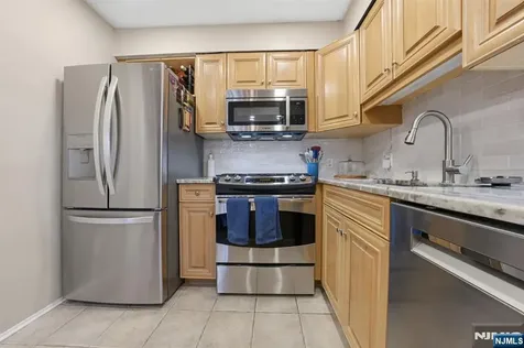 166 Sandcastle Key Secaucus NJ 07094