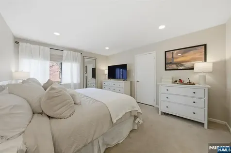 166 Sandcastle Key Secaucus NJ 07094