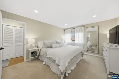 166 Sandcastle Key Secaucus NJ 07094