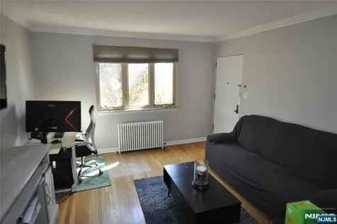 135 E Clinton Bergenfield NJ 07621