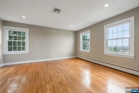 445 Pine Hill Road Leonia NJ 07605