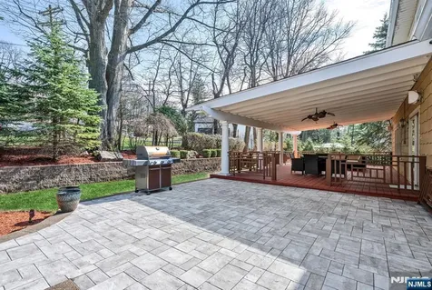 445 Pine Hill Road Leonia NJ 07605