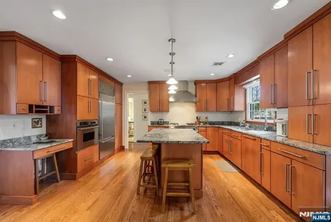 445 Pine Hill Road Leonia NJ 07605