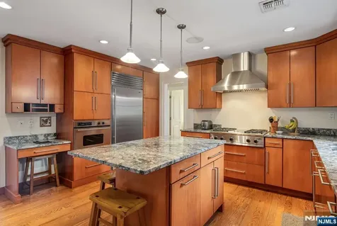 445 Pine Hill Road Leonia NJ 07605