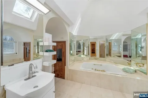 9 Cameron Road Saddle River NJ 07458