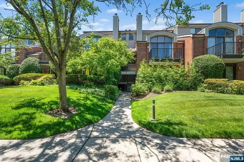 8 Wadsworth Court Teaneck NJ 07666