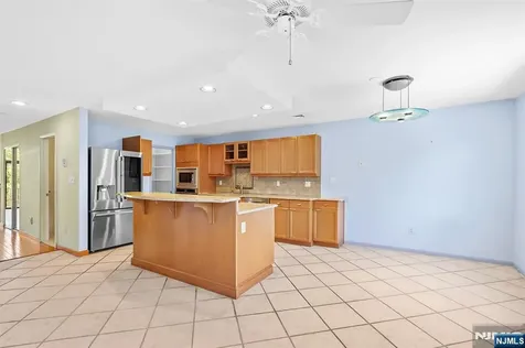 8 Wadsworth Court Teaneck NJ 07666