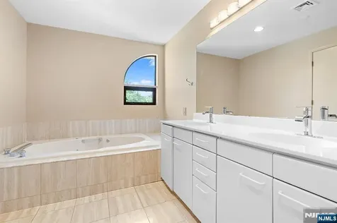 8 Wadsworth Court Teaneck NJ 07666