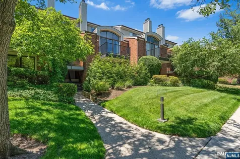 8 Wadsworth Court Teaneck NJ 07666