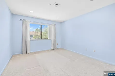 8 Wadsworth Court Teaneck NJ 07666