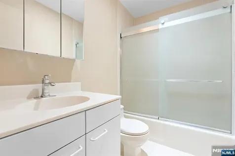 8 Wadsworth Court Teaneck NJ 07666