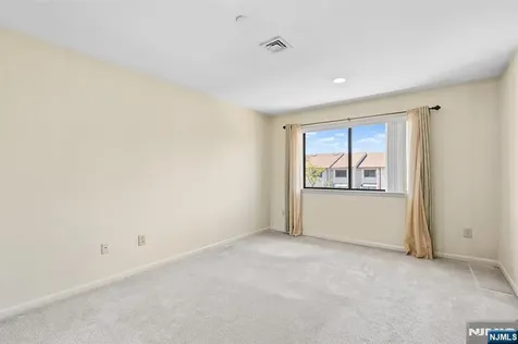 8 Wadsworth Court Teaneck NJ 07666