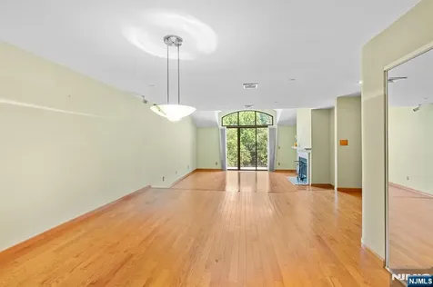 8 Wadsworth Court Teaneck NJ 07666
