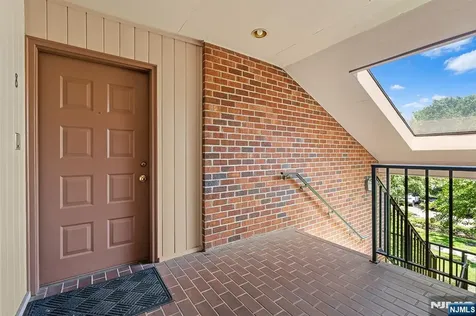 8 Wadsworth Court Teaneck NJ 07666