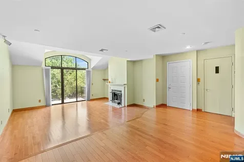 8 Wadsworth Court Teaneck NJ 07666