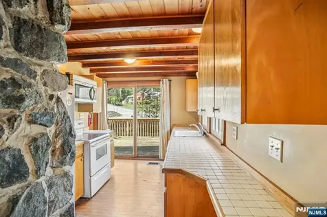 6 West Circle Ringwood NJ 07456