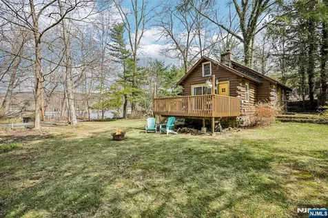 6 West Circle Ringwood NJ 07456