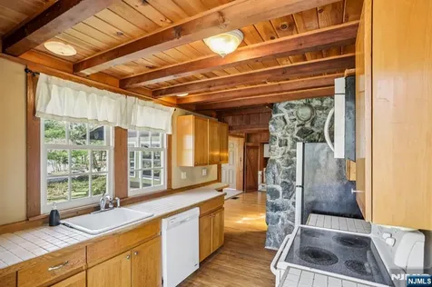 6 West Circle Ringwood NJ 07456