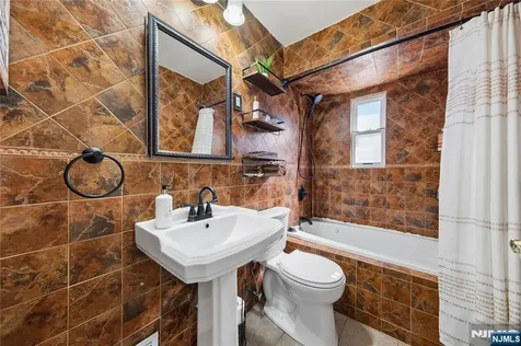 182 Carlson Place Bergenfield NJ 07621