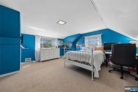 182 Carlson Place Bergenfield NJ 07621