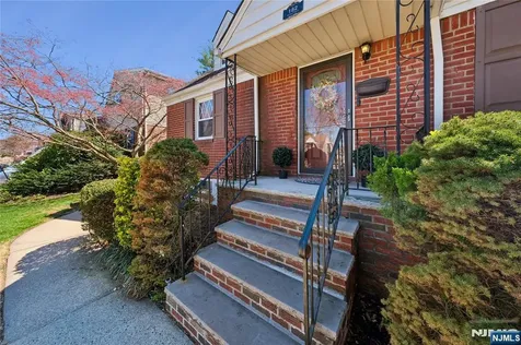 182 Carlson Place Bergenfield NJ 07621