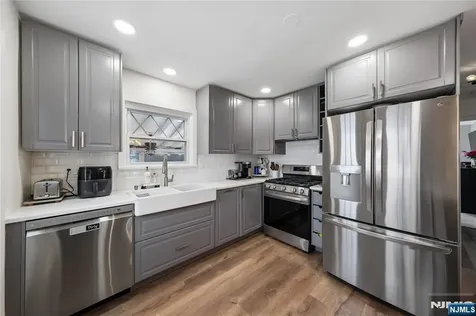 182 Carlson Place Bergenfield NJ 07621