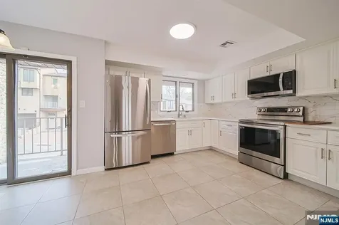 18 Veterans Way Edgewater NJ 07020