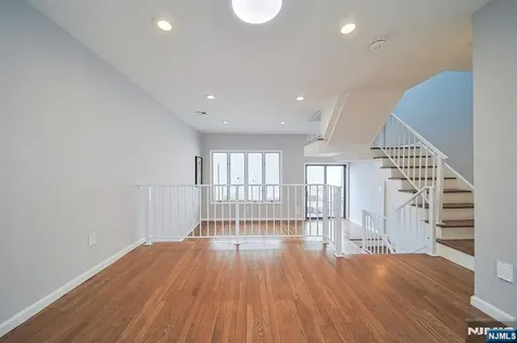 18 Veterans Way Edgewater NJ 07020