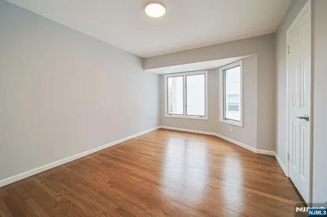 18 Veterans Way Edgewater NJ 07020