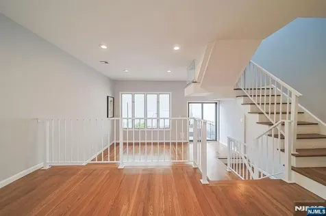 18 Veterans Way Edgewater NJ 07020
