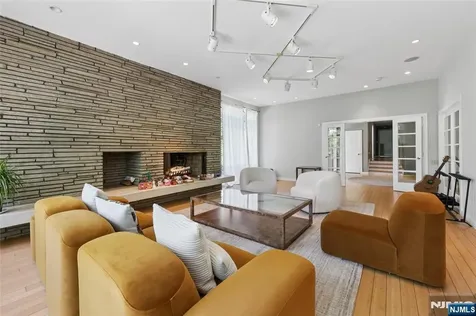 192 Stonehurst Drive Tenafly NJ 07670