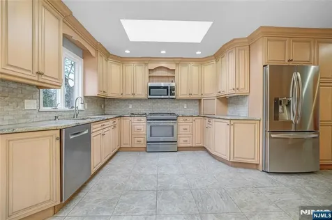 31 Collins Avenue Closter NJ 07624