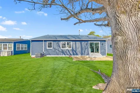 3 Pembroke Lane Berkeley NJ 08757