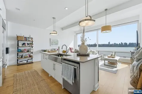 9 Somerset Lane Edgewater NJ 07020