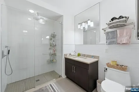 9 Somerset Lane Edgewater NJ 07020