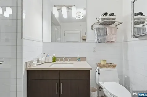 9 Somerset Lane Edgewater NJ 07020